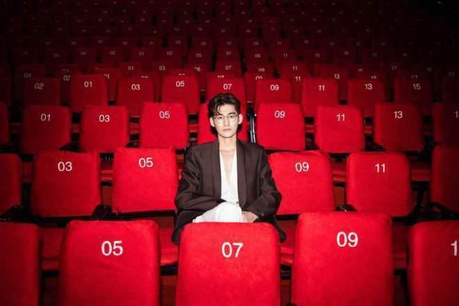 张翰晒照庆40岁生日，化身霸道总裁，对自己展露笑容超帅气