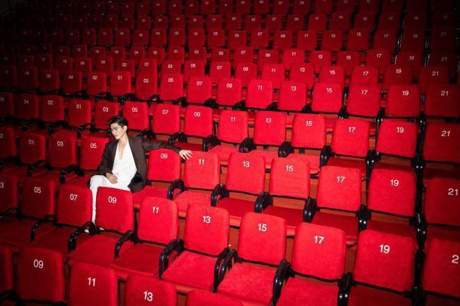 张翰晒照庆40岁生日，化身霸道总裁，对自己展露笑容超帅气