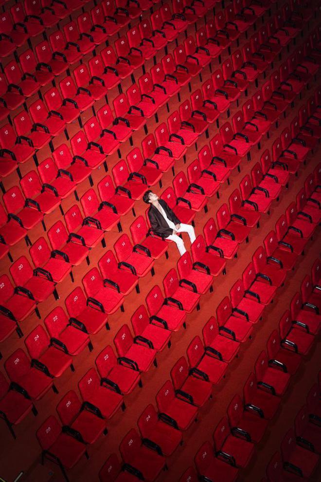 张翰晒照庆40岁生日，化身霸道总裁，对自己展露笑容超帅气