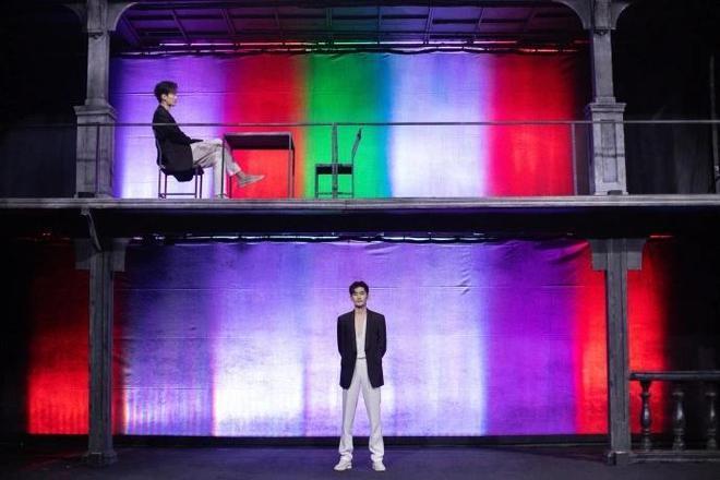 张翰晒照庆40岁生日，化身霸道总裁，对自己展露笑容超帅气