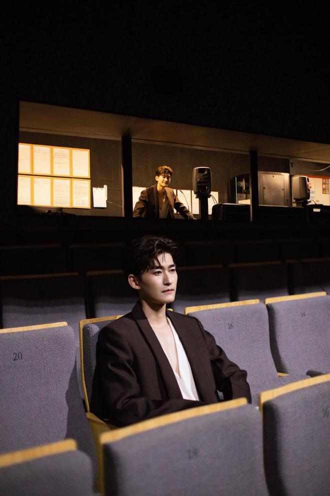 张翰晒照庆40岁生日，化身霸道总裁，对自己展露笑容超帅气