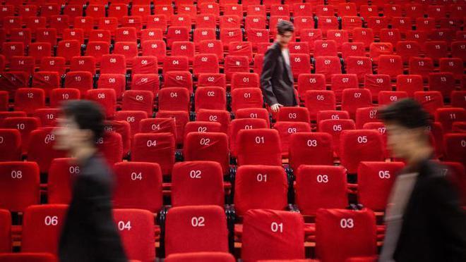 张翰晒照庆40岁生日，化身霸道总裁，对自己展露笑容超帅气