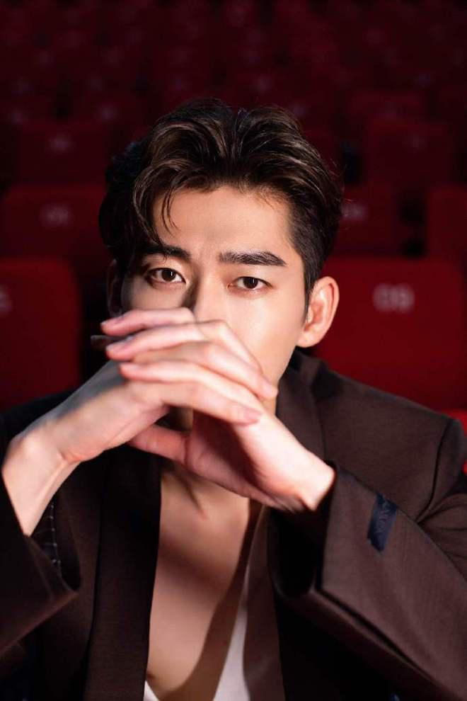 张翰晒照庆40岁生日，化身霸道总裁，对自己展露笑容超帅气