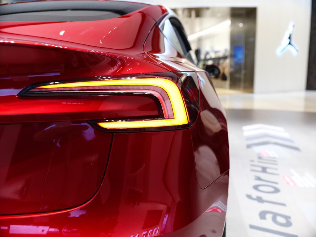 “开箱”特斯拉Model 3焕新版：对Model S的“深度模仿”