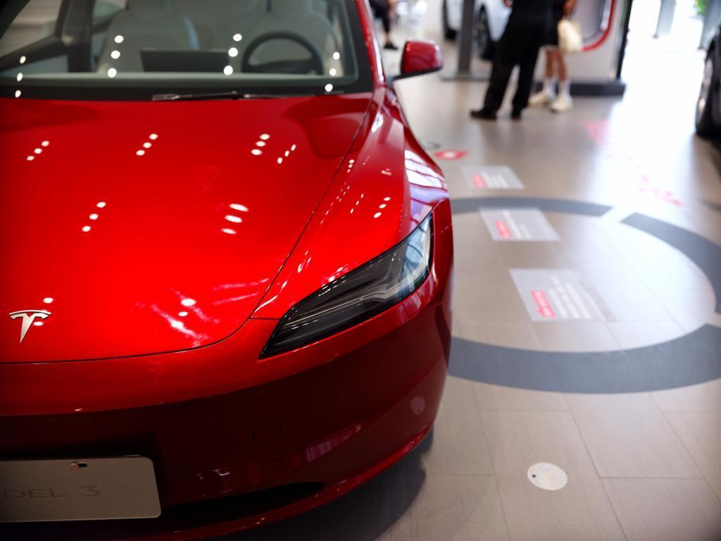 “开箱”特斯拉Model 3焕新版：对Model S的“深度模仿”