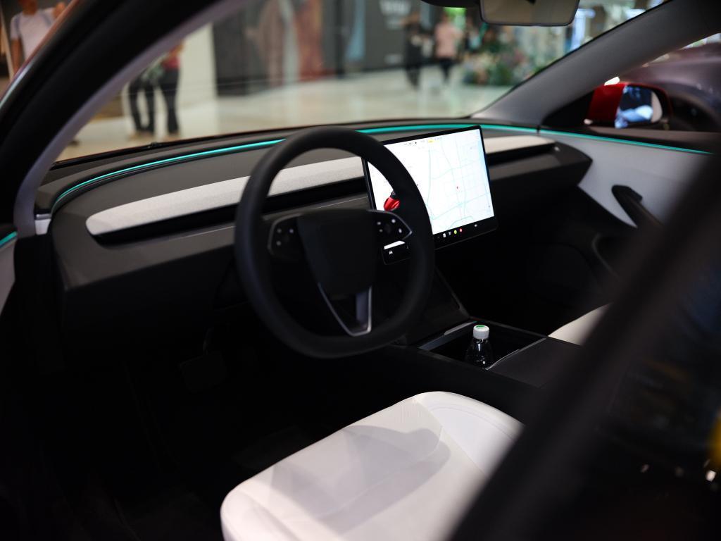 “开箱”特斯拉Model 3焕新版：对Model S的“深度模仿”