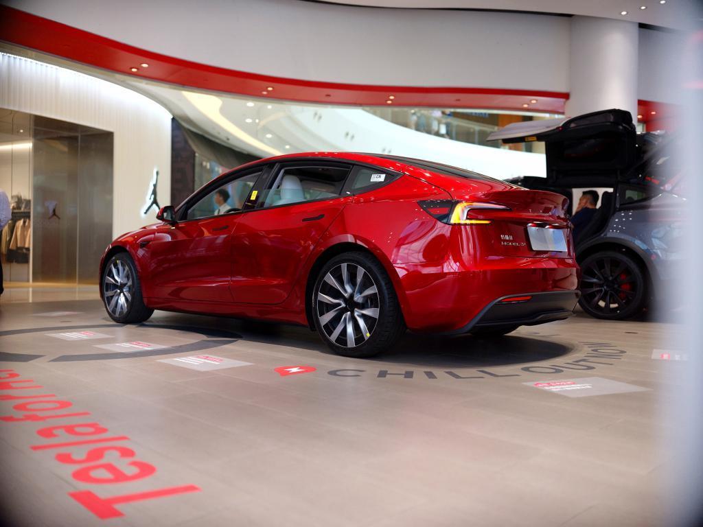 “开箱”特斯拉Model 3焕新版：对Model S的“深度模仿”