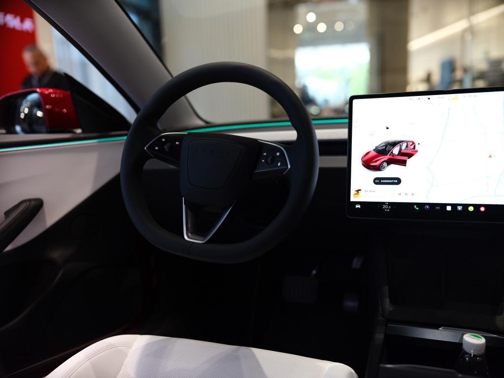 “开箱”特斯拉Model 3焕新版：对Model S的“深度模仿”