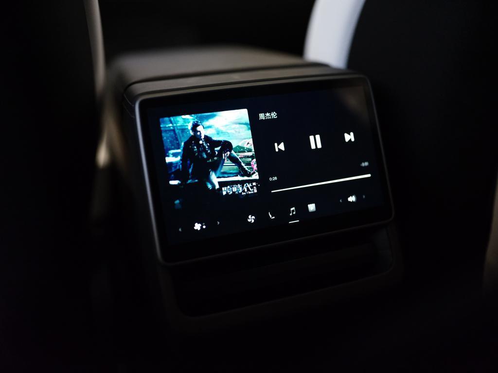 “开箱”特斯拉Model 3焕新版：对Model S的“深度模仿”