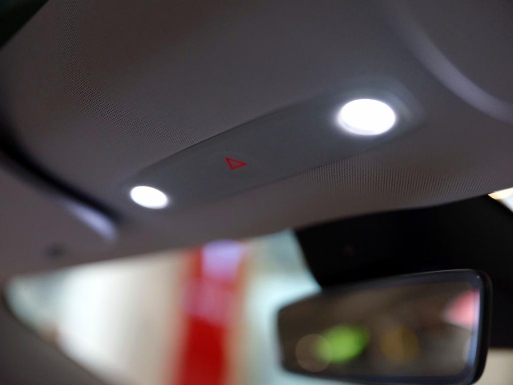 “开箱”特斯拉Model 3焕新版：对Model S的“深度模仿”