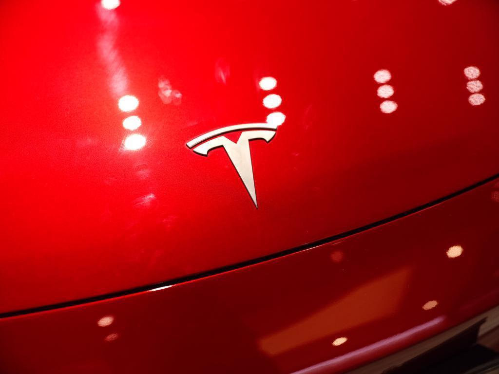 “开箱”特斯拉Model 3焕新版：对Model S的“深度模仿”