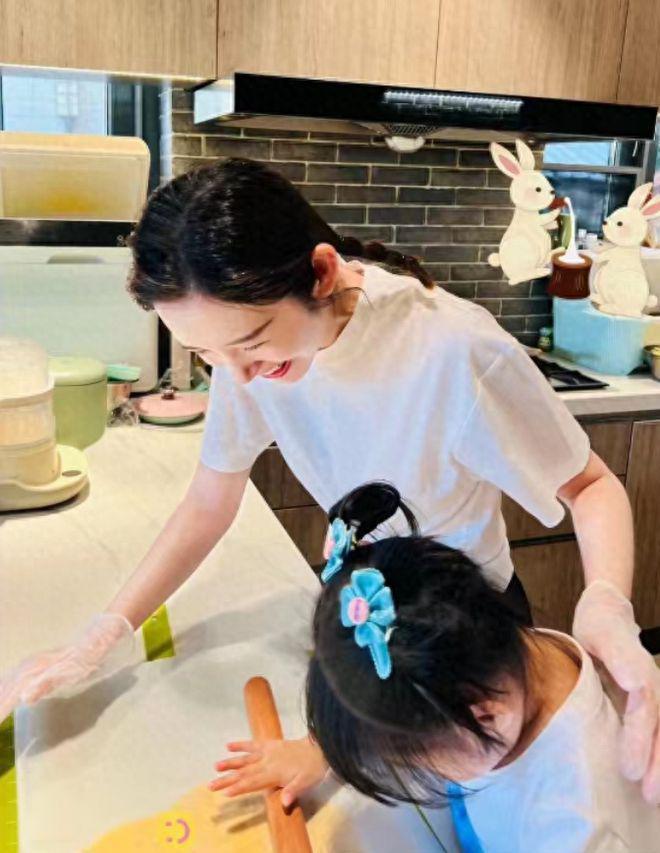 唐艺昕首晒3岁女儿，母女一起做饼干，小公主扎哪吒头超可爱