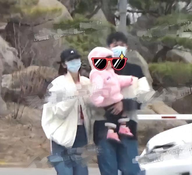 唐艺昕首晒3岁女儿，母女一起做饼干，小公主扎哪吒头超可爱