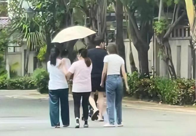 唐艺昕首晒3岁女儿，母女一起做饼干，小公主扎哪吒头超可爱