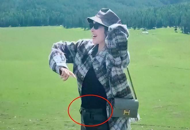 唐艺昕首晒3岁女儿，母女一起做饼干，小公主扎哪吒头超可爱