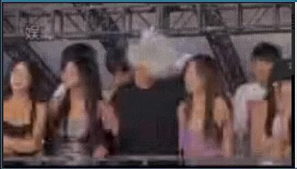 王思聪换新女友！搂美女蹦迪当众亲吻，与前任刚恋爱2月