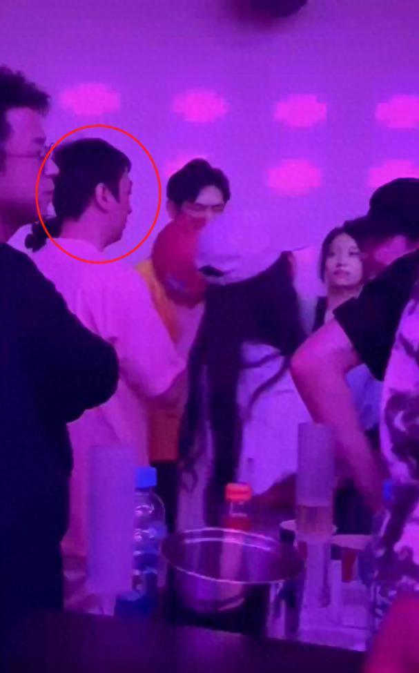 王思聪换新女友！搂美女蹦迪当众亲吻，与前任刚恋爱2月