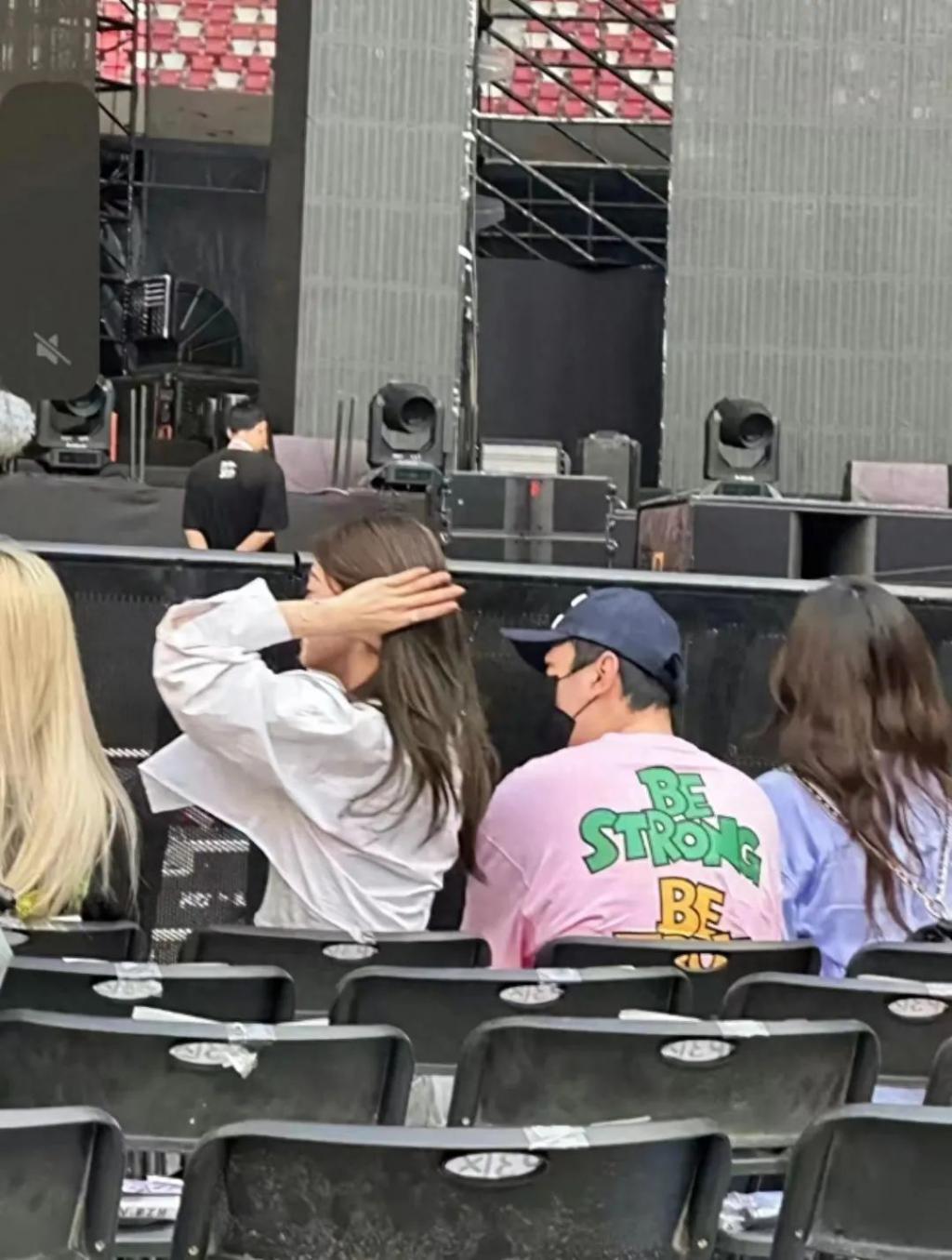 王思聪换新女友！搂美女蹦迪当众亲吻，与前任刚恋爱2月