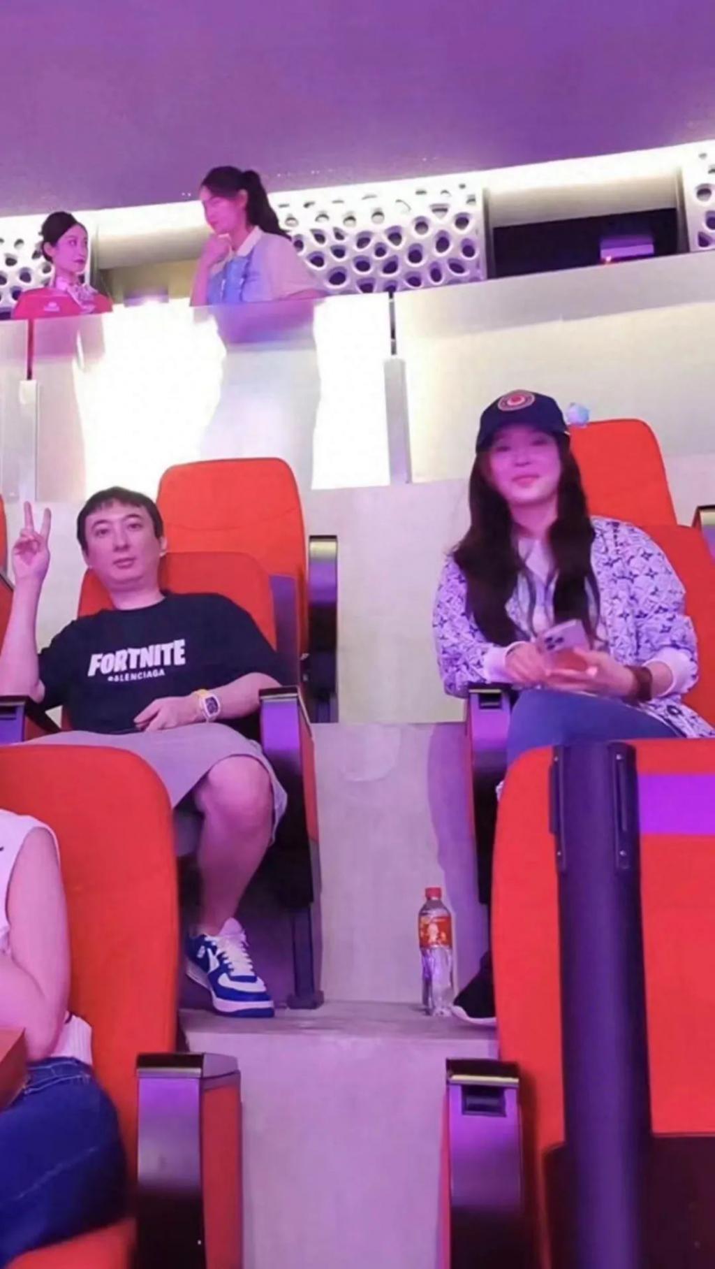 王思聪换新女友！搂美女蹦迪当众亲吻，与前任刚恋爱2月