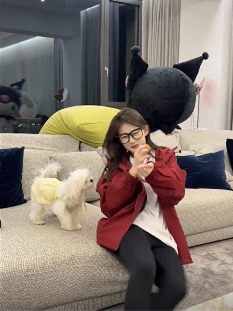 王思聪换新女友！搂美女蹦迪当众亲吻，与前任刚恋爱2月