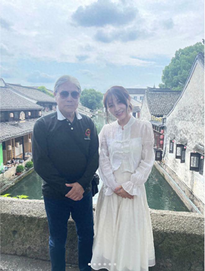 77岁霍震霆低调逛绍兴，身家百亿光顾人均百元店接地气