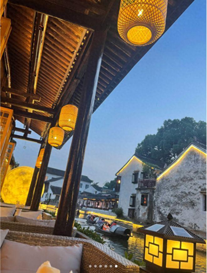 77岁霍震霆低调逛绍兴，身家百亿光顾人均百元店接地气