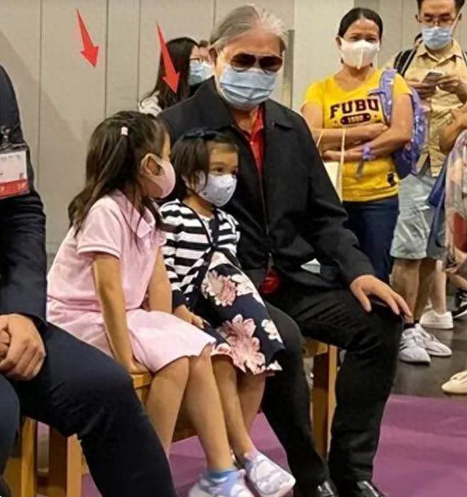 77岁霍震霆低调逛绍兴，身家百亿光顾人均百元店接地气