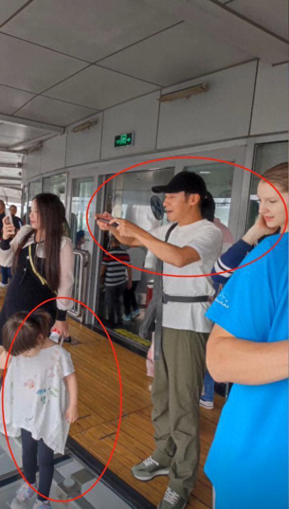 撒贝宁带老婆回沈阳婆家！细心带娃被赞好男人，混血儿调皮颜值高