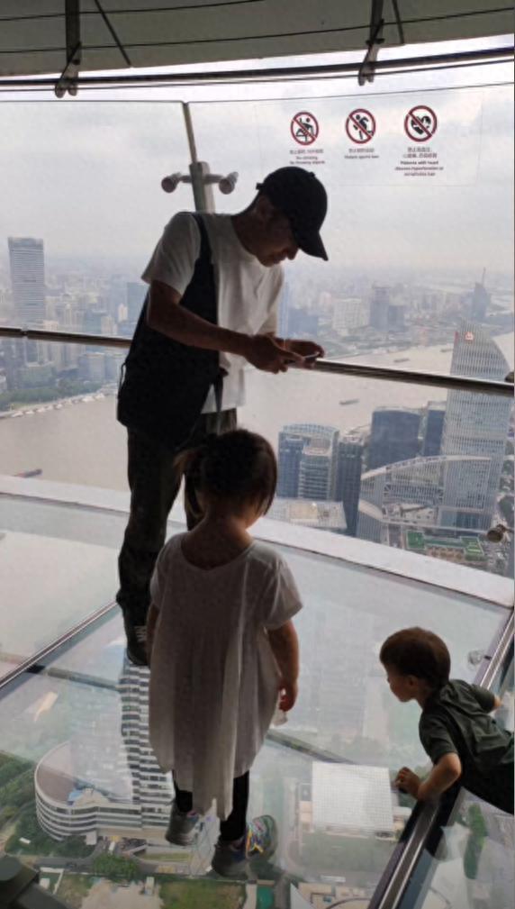 撒贝宁带老婆回沈阳婆家！细心带娃被赞好男人，混血儿调皮颜值高