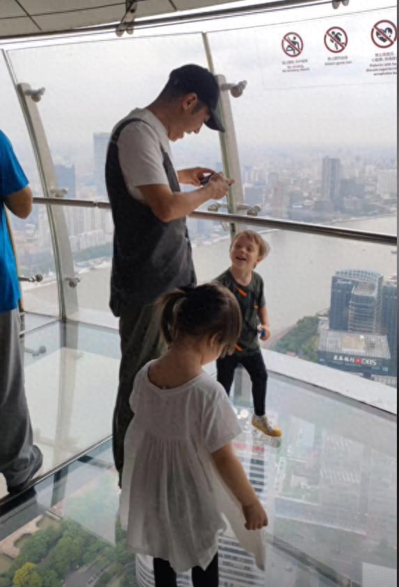 撒贝宁带老婆回沈阳婆家！细心带娃被赞好男人，混血儿调皮颜值高