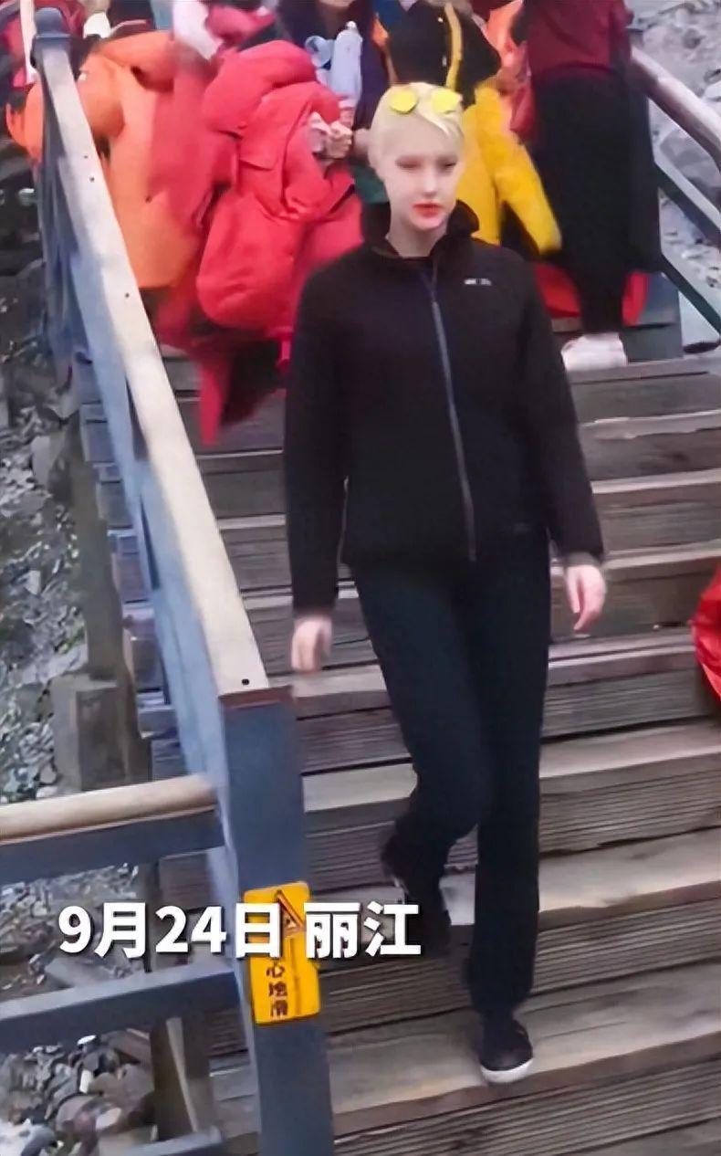 撒贝宁带老婆回沈阳婆家！细心带娃被赞好男人，混血儿调皮颜值高