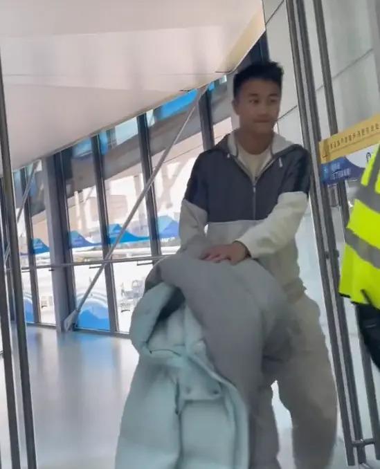 奚梦瑶录综艺受伤，四太紧急回上海带娃