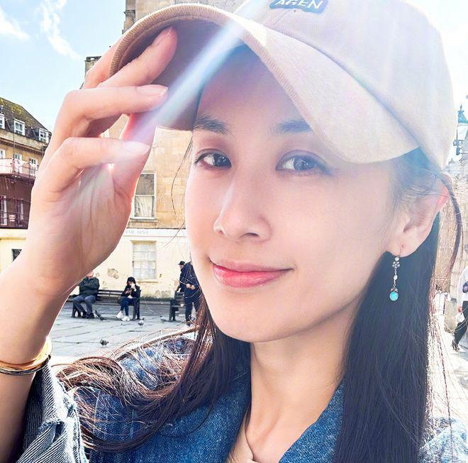 黄圣依晒与两儿子合照：11岁安迪长高许多，身高接近妈妈