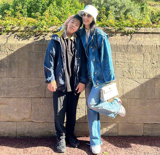黄圣依晒与两儿子合照：11岁安迪长高许多，身高接近妈妈