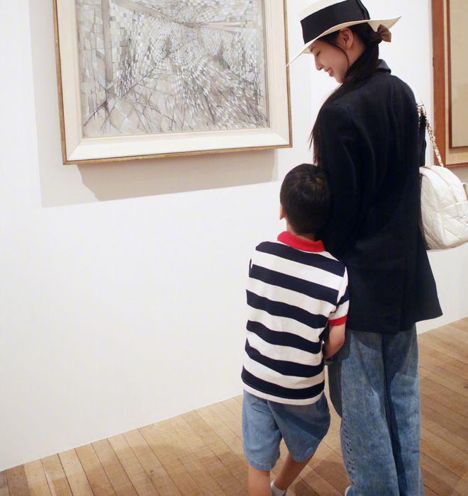 黄圣依晒与两儿子合照：11岁安迪长高许多，身高接近妈妈