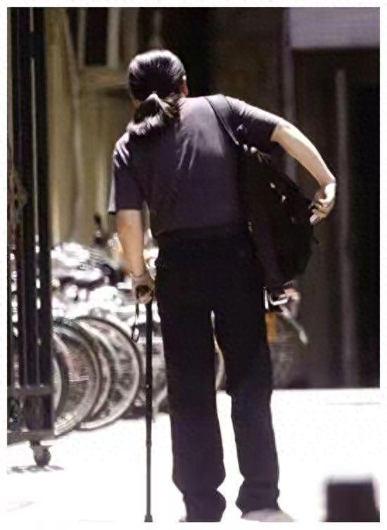 60岁刘欢陪爱妻看球满头白发，付笛生夫妇也露面