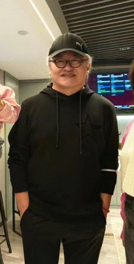 60岁刘欢陪爱妻看球满头白发，付笛生夫妇也露面