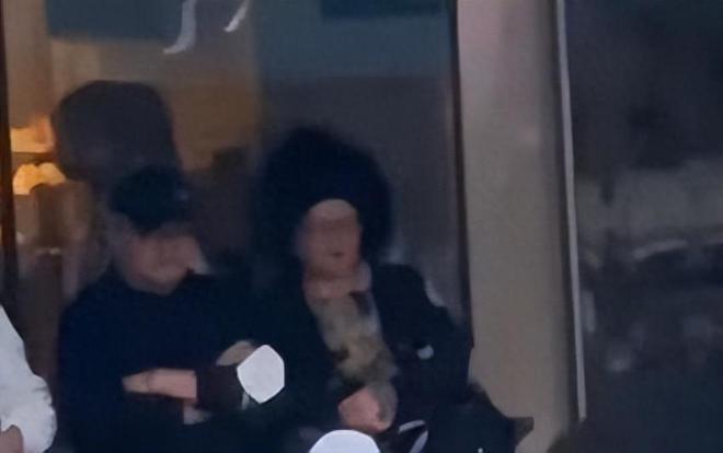 60岁刘欢陪爱妻看球满头白发，付笛生夫妇也露面