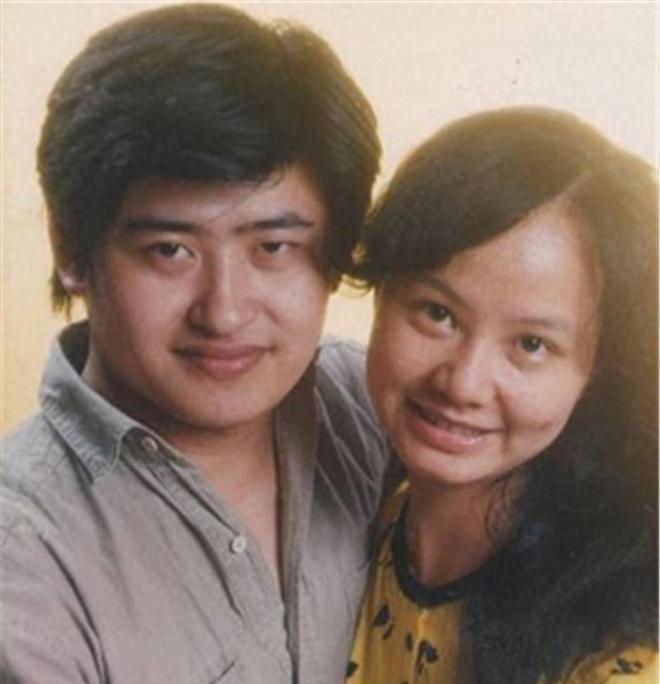 60岁刘欢陪爱妻看球满头白发，付笛生夫妇也露面