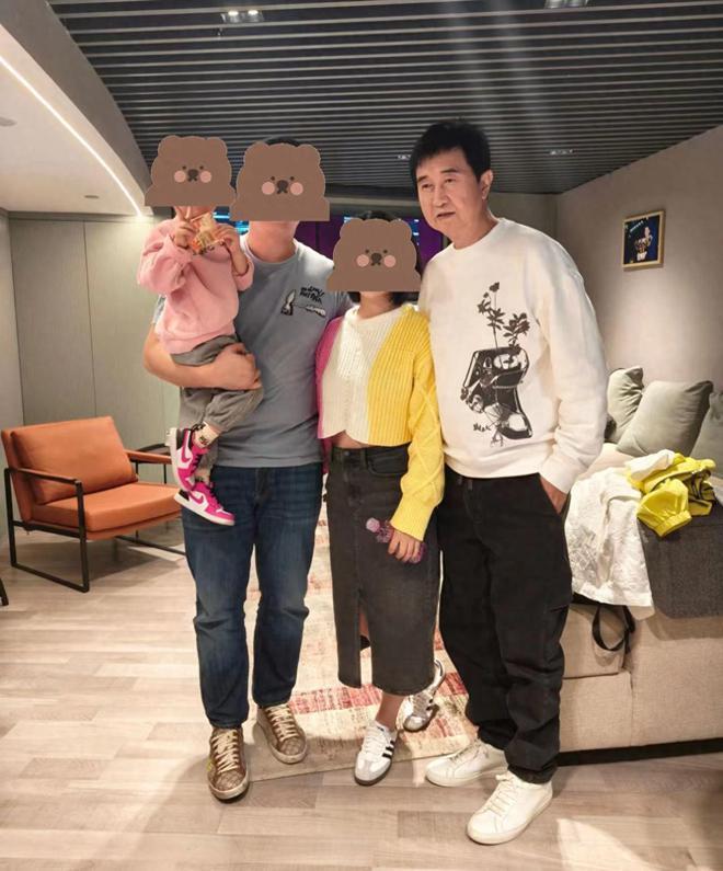 60岁刘欢陪爱妻看球满头白发，付笛生夫妇也露面