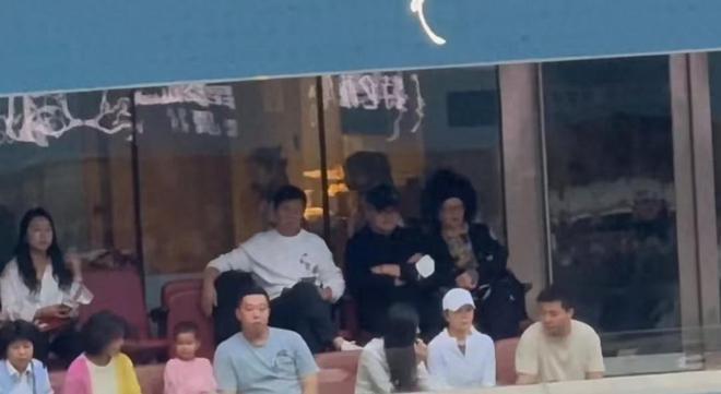 60岁刘欢陪爱妻看球满头白发，付笛生夫妇也露面