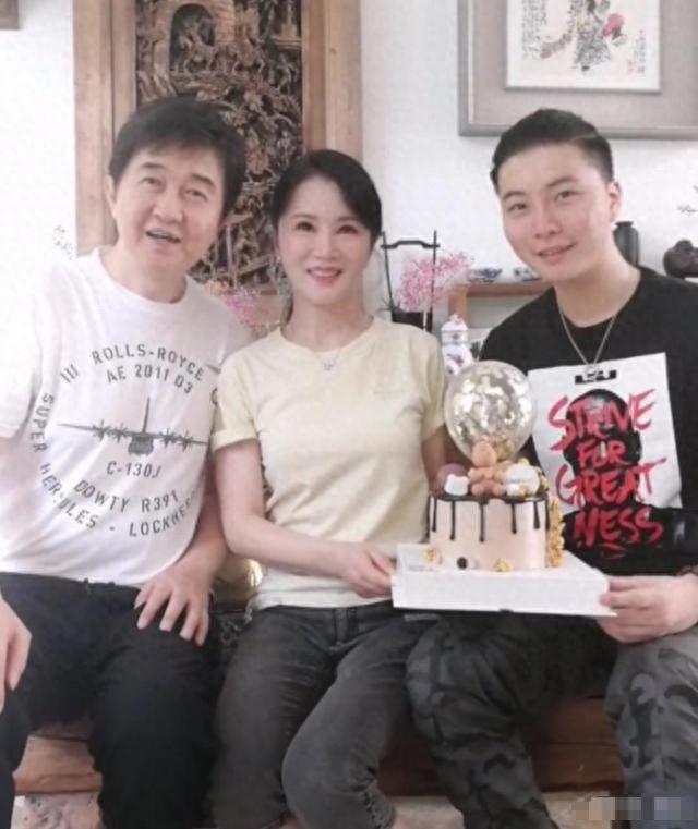 60岁刘欢陪爱妻看球满头白发，付笛生夫妇也露面