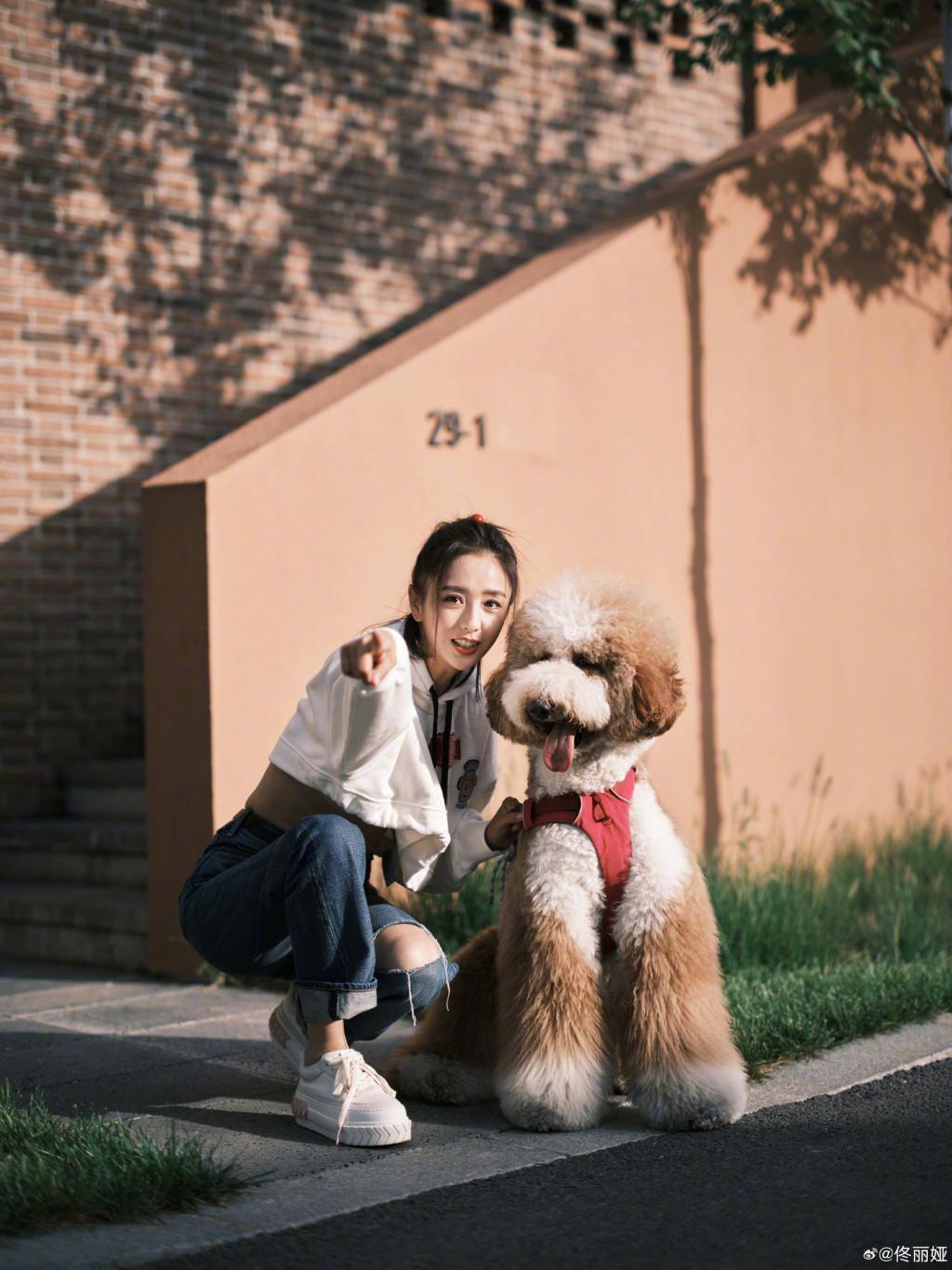 佟丽娅穿露腰卫衣扎马尾 活力满满笑容甜