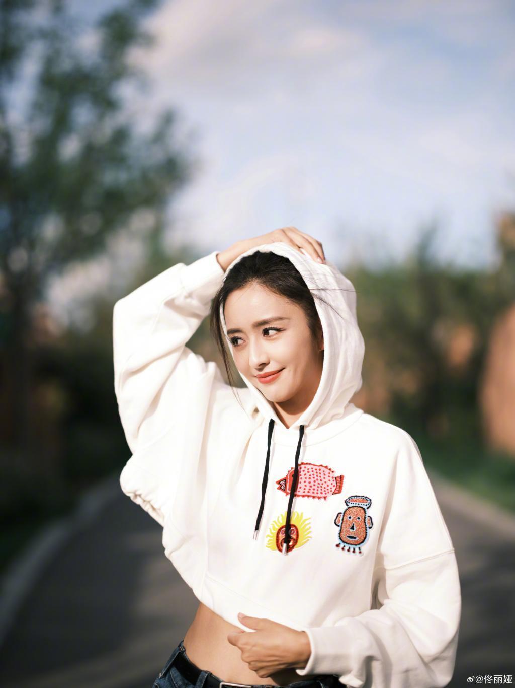佟丽娅穿露腰卫衣扎马尾 活力满满笑容甜