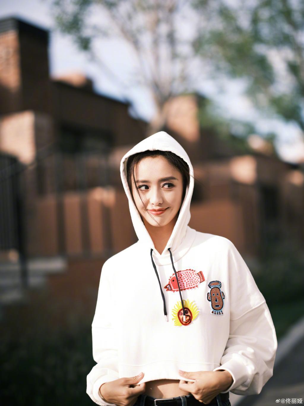 佟丽娅穿露腰卫衣扎马尾 活力满满笑容甜