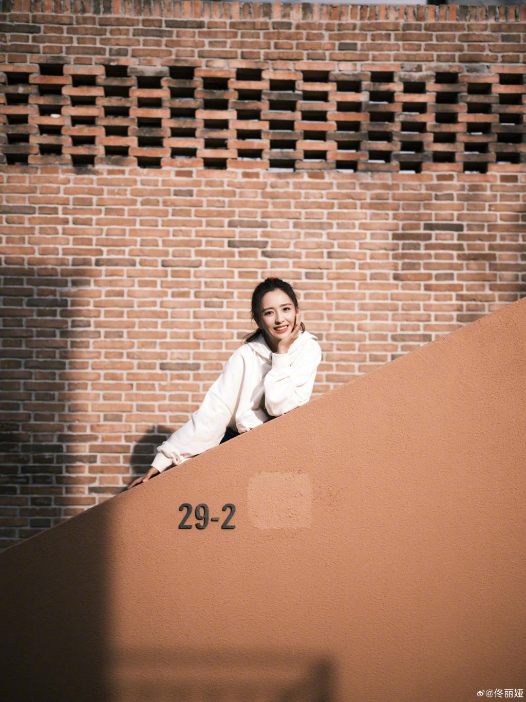 佟丽娅穿露腰卫衣扎马尾 活力满满笑容甜