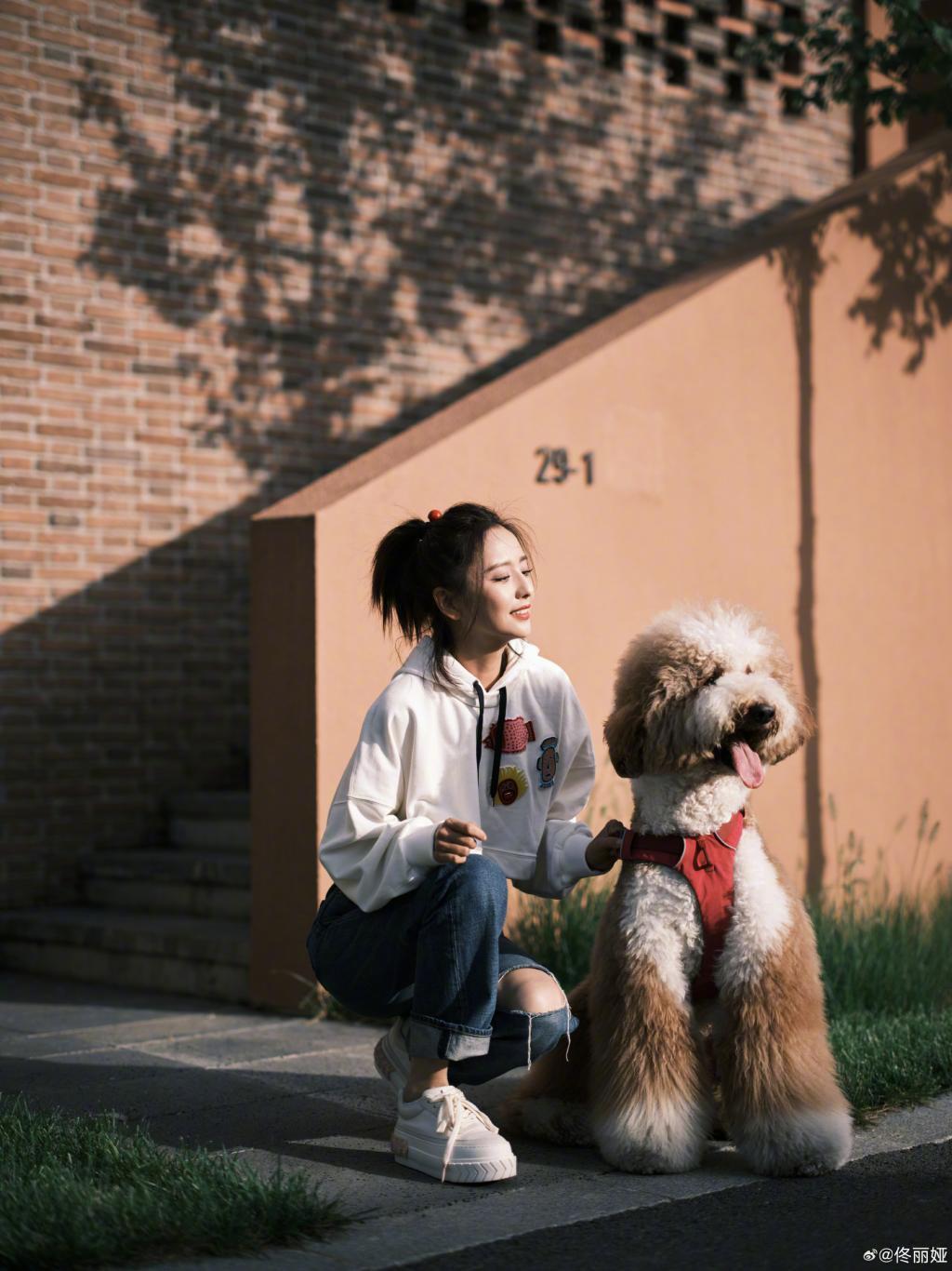 佟丽娅穿露腰卫衣扎马尾 活力满满笑容甜