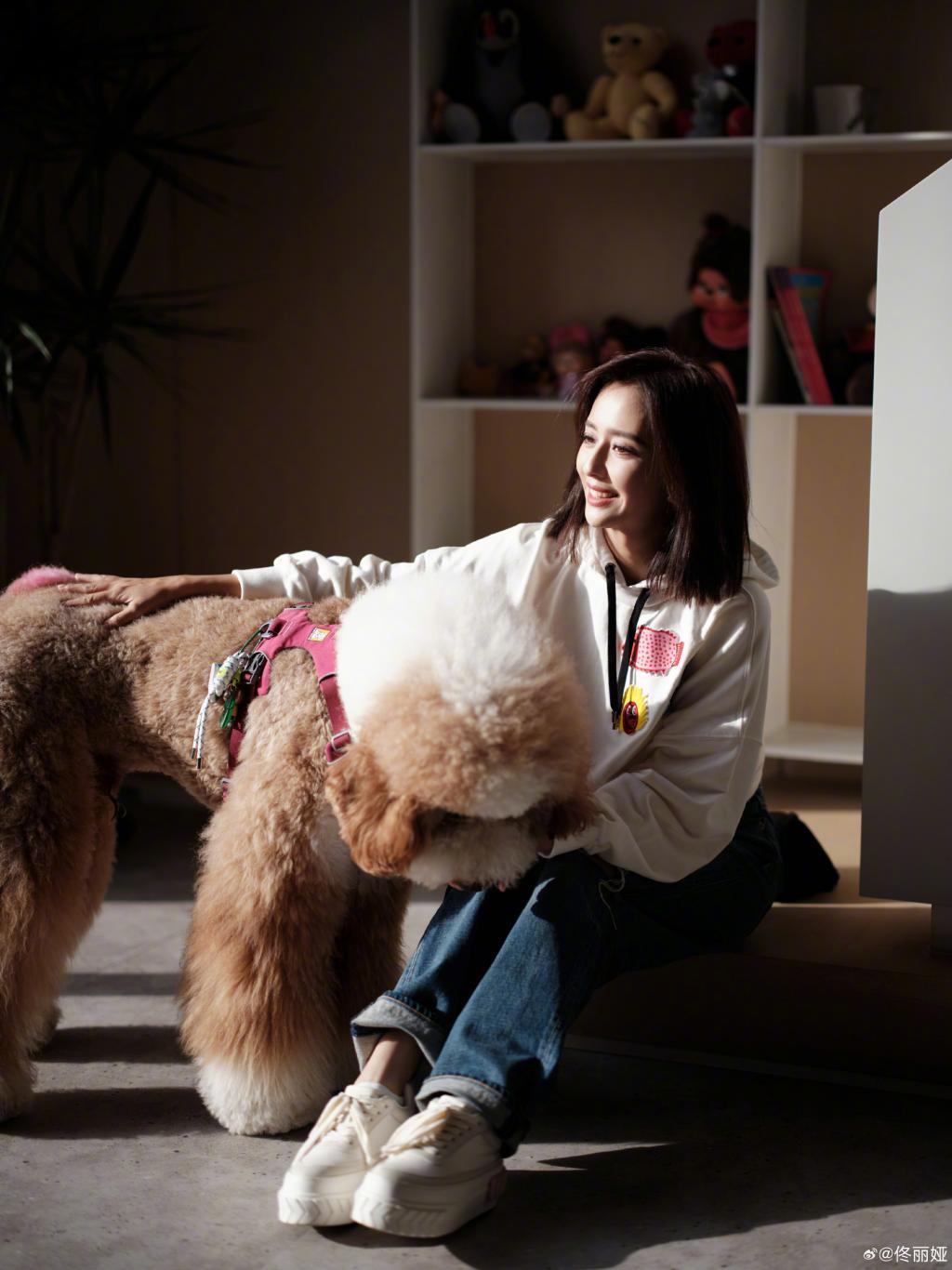 佟丽娅穿露腰卫衣扎马尾 活力满满笑容甜