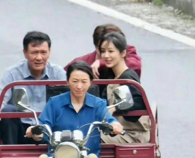 杨紫许凯新剧《承欢记》坐三轮路透曝光 马尾造型好清新