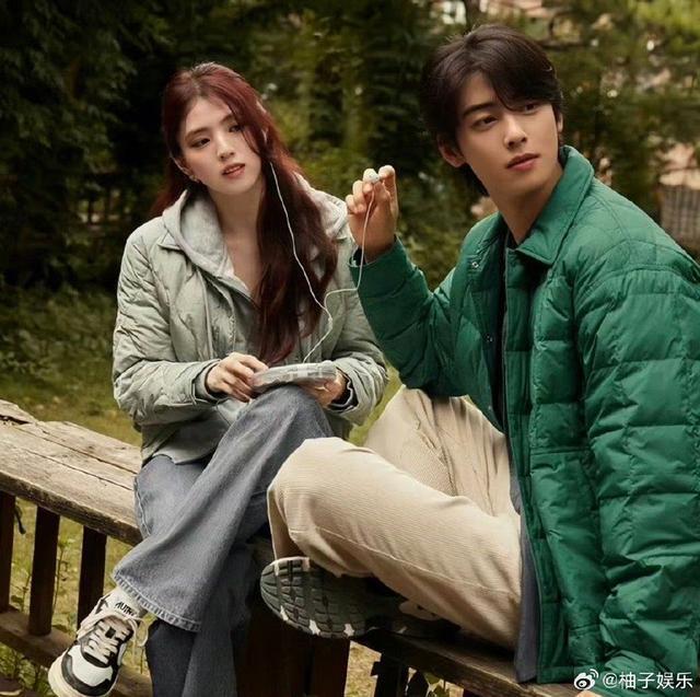 韩素希车银优合体拍广告 并肩听音乐浪漫氛围感满满